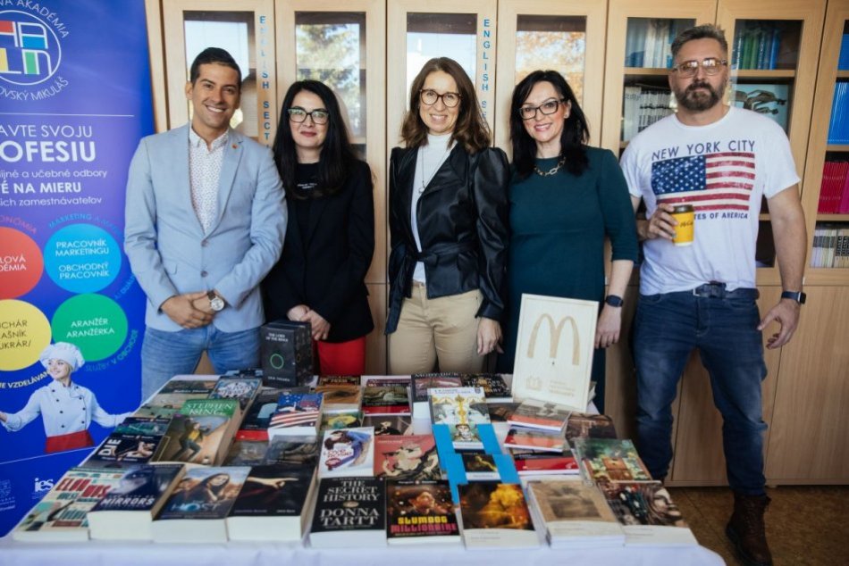 Ilustračný obrázok k článku McDonald's venoval študentom Hotelovej akadémie v Liptovskom Mikuláši desiatky anglických kníh