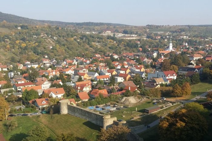 Ilustračný obrázok k článku ROKY zadlžený Devín by sa mal z finančných problémov dostať v apríli 2027