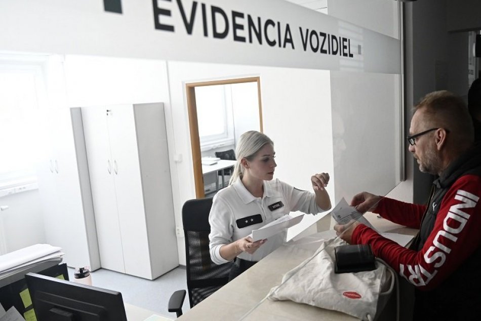 Ilustračný obrázok k článku Poplatky pri PREPISE auta sa od júla zmenili: KOĽKO vás to bude stáť?