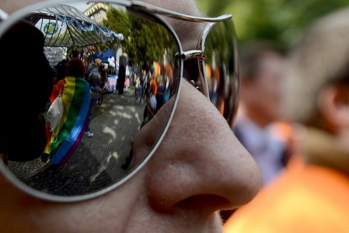 Ilustračný obrázok k článku OTRASNÝ zážitok v bratislavskej reštaurácii: Dvoch mužov za letmý bozk NAPADLI a VYKÁZALI z podniku!