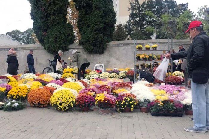 Ilustračný obrázok k článku Na hroby sa vyberú aj Trnavčania: Ako budú otvorené cintoríny na Dušičky?