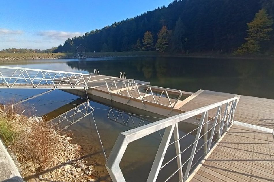 Ilustračný obrázok k článku Obľúbený tajch v srdci Slovenska s novinkou: Historická plaváreň na Klingeri je obnovená, FOTO