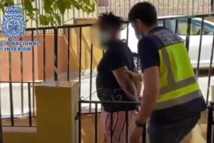 Ilustračný obrázok k článku SVET O SLOVENSKU: Španieli rozložili gang vzťahových podvodníkov. Obeťou je aj Slovenka