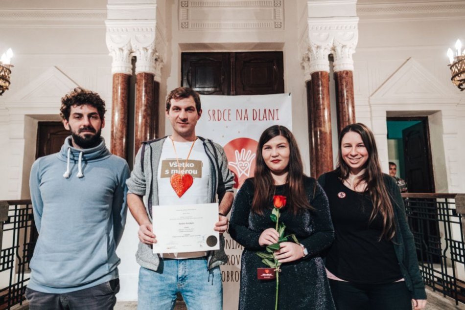 Ilustračný obrázok k článku Pomáhajú nezištne a zo srdca: Poznáte takých? Nominujte ich na ocenenie!