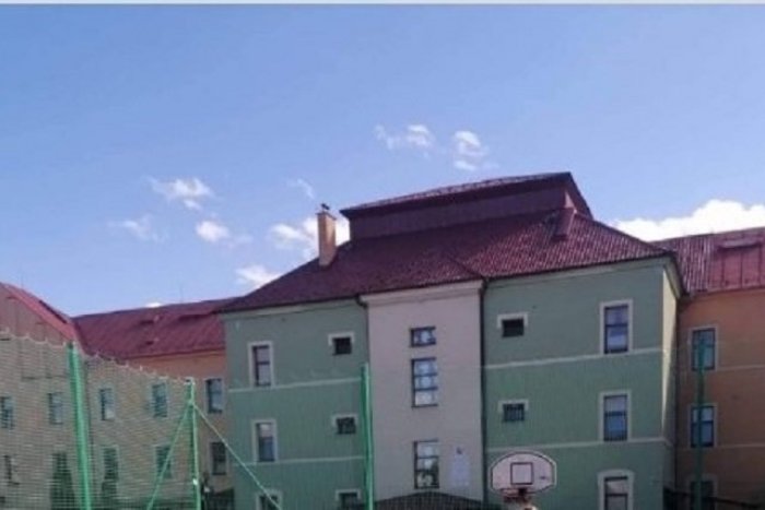 Ilustračný obrázok k článku Autistický Tiborko VYPADOL z okna špeciálnej školy v Prešove: Mama je z prístupu ZHROZENÁ!