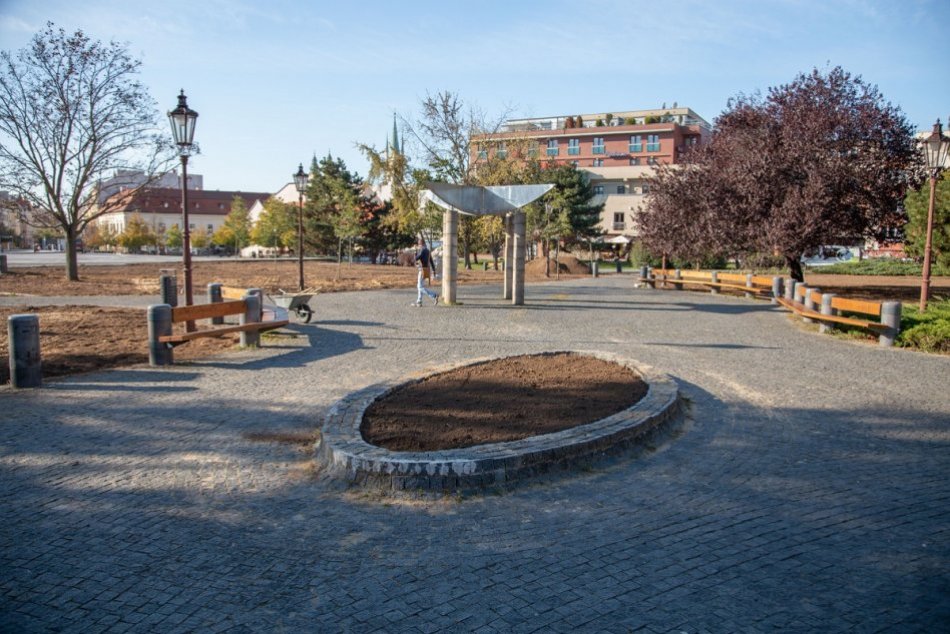 Ilustračný obrázok k článku Parčík pri divadle zrovnali: Vyrastú tam kvety, trávnik aj nové stromy