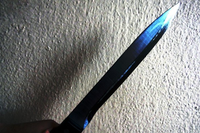 Ilustračný obrázok k článku Chcel peniaze aj kľúče od auta: Muž sa manželke v Starej Ľubovni vyhrážal zabitím