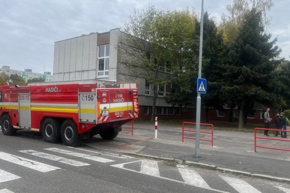 Ilustračný obrázok k článku POŽIAR na základnej škole v Bratislave! Budovu museli EVAKUOVAŤ