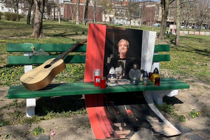 Ilustračný obrázok k článku Bratislavčania spomínajú na Mekyho: Na mieste, kde vybrnkával prvé skladby, pribudne NOVINKA