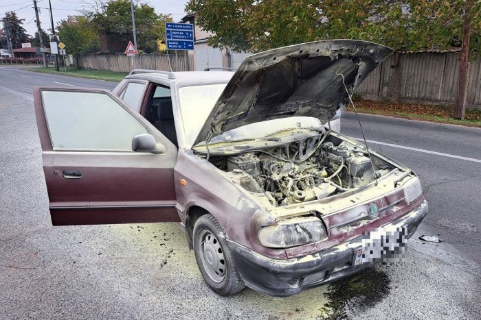 Ilustračný obrázok k článku Policajti zabránili tragédii: Dôchodcu rýchlo vytiahli z HORIACEHO auta!