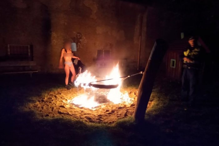 Ilustračný obrázok k článku SABAT priamo na sídlisku? Polonahá žena tancovala okolo horiacej hojdačky, policajti nechápali