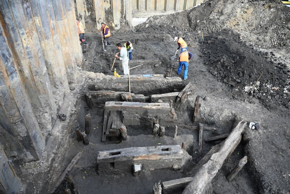 Ilustračný obrázok k článku V Trnave objavili mohutné brvná z mestského mlyna: Na nálezisku budú garáže, VIDEO