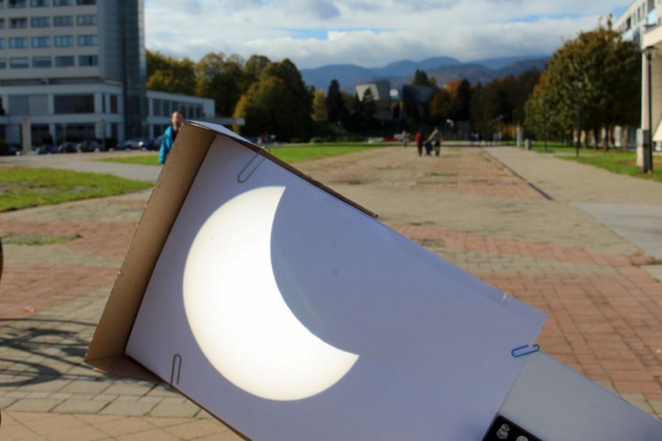 Ilustračný obrázok k článku Bystričania si nenechali ujsť vesmírne divadlo: TAKTO sledovali zatmenie Slnka, FOTO