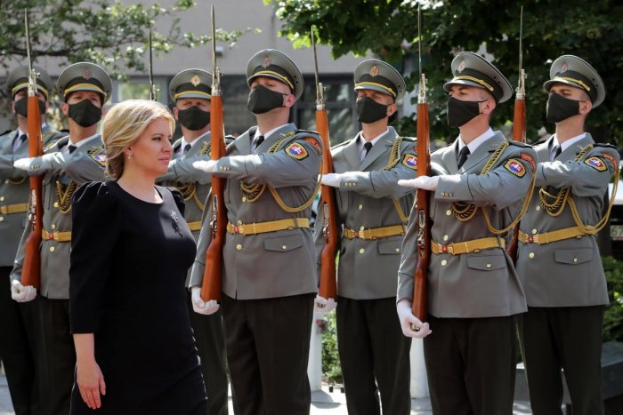 Ilustračný obrázok k článku Zavraždených mladíkov zo Zámockej pochovali: Čaputová poslala na pohreby čestnú stráž