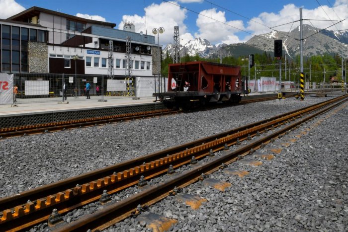 Ilustračný obrázok k článku Cestujúci už môžu nastupovať: Dlhodobá výluka k Štrbskému Plesu predčasne skončila