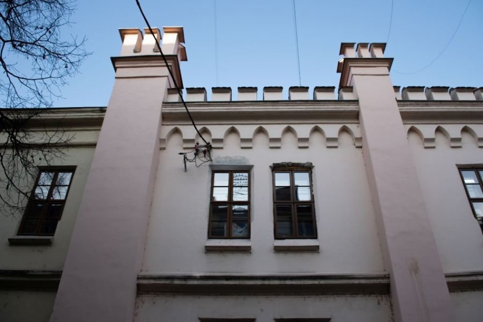 Ilustračný obrázok k článku Plastové okná na historickej budove tržnice? Ide o dočasné riešenie, ubezpečuje mesto