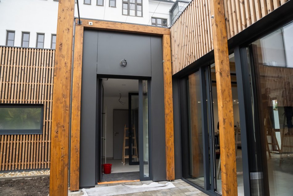 Ilustračný obrázok k článku Moderná novinka v areáli trnavskej knižnice: Letná čitáreň je takmer hotová, FOTO