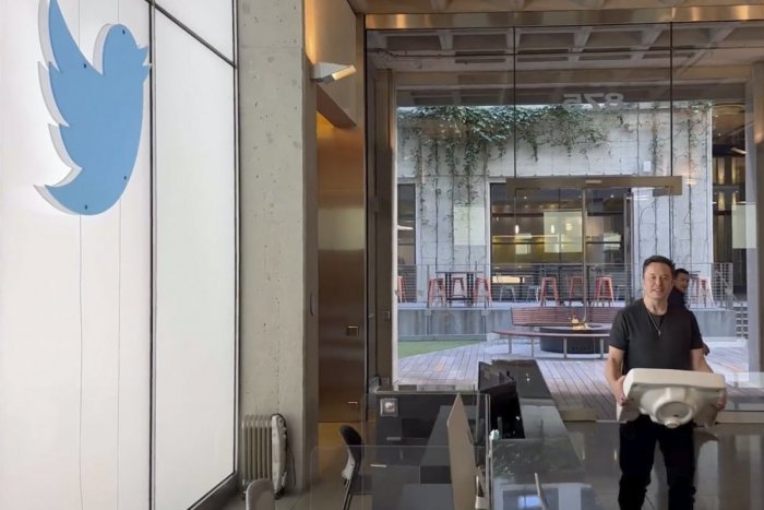 Ilustračný obrázok k článku Musk je novým šéfom Twitteru: Do centrály prišiel s umývadlom a VYHODIL manažment!