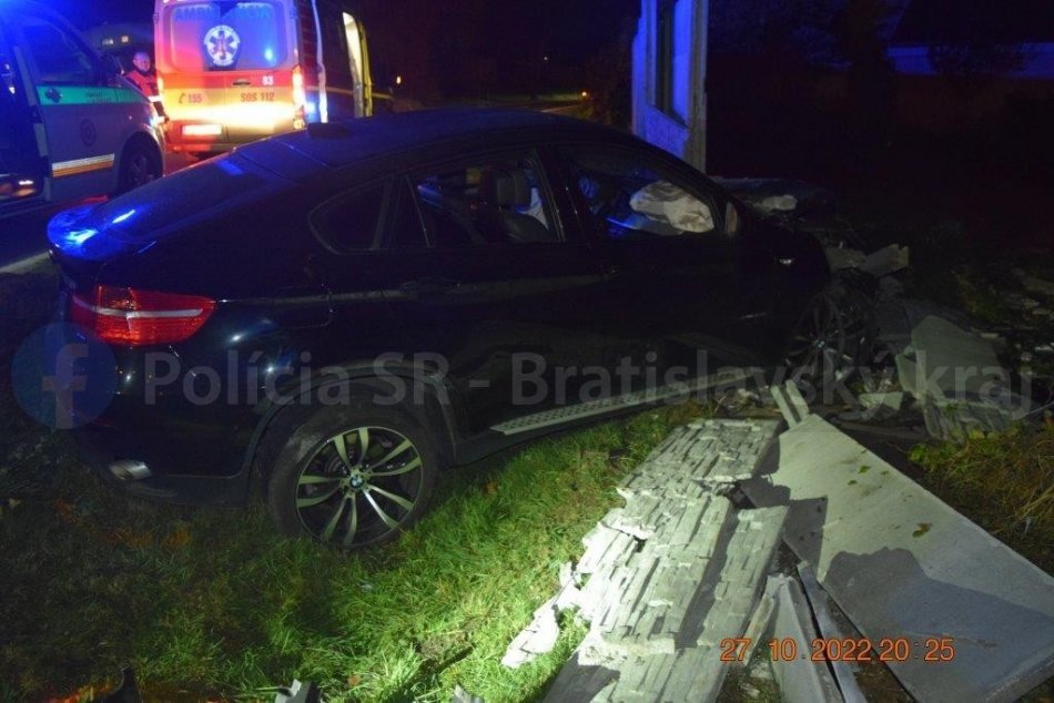 Ilustračný obrázok k článku OŽRAN na bavoráku preletel cez kruhový objazd a zdemoloval plot: NEUVERÍTE, koľko nafúkal!