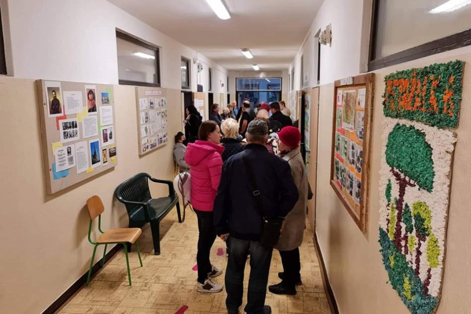 Ilustračný obrázok k článku V TEJTO mestskej časti si na odvolenie počkáte: Niektorí voliči sú za zástenou až 25 minút!