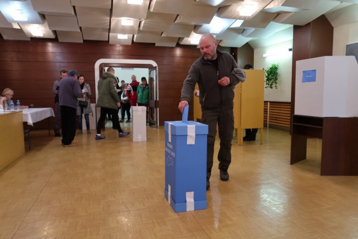 Ilustračný obrázok k článku Vo Veľkom Slavkove pri Poprade bola napätá situácia: O voľby je tak obrovský záujem