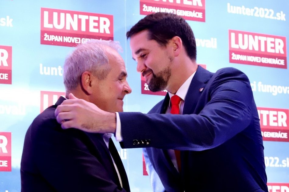 Ilustračný obrázok k článku Syn vystrieda otca: Novým banskobystrickým županom je Ondrej Lunter, FOTO