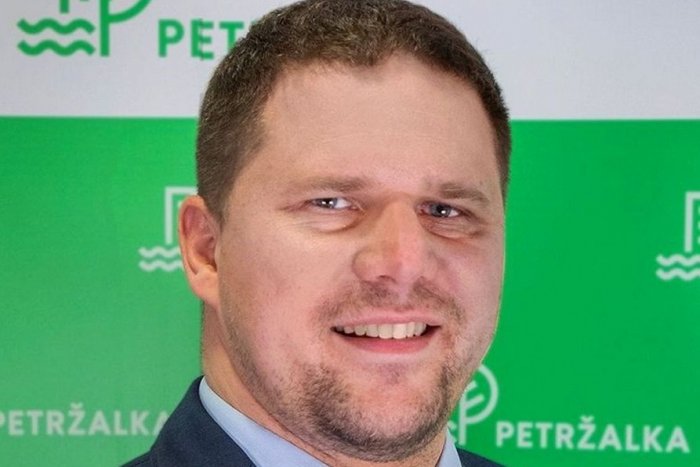 Ilustračný obrázok k článku Petržalčania si vybrali jednoznačne: Post starostu obhájil Ján Hrčka, TOTO sú jeho prvé slová
