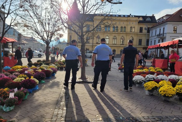 Ilustračný obrázok k článku Bystričania, chystáte sa na hroby? Mestská polícia sa na ľudí obracia s VÝZVOU