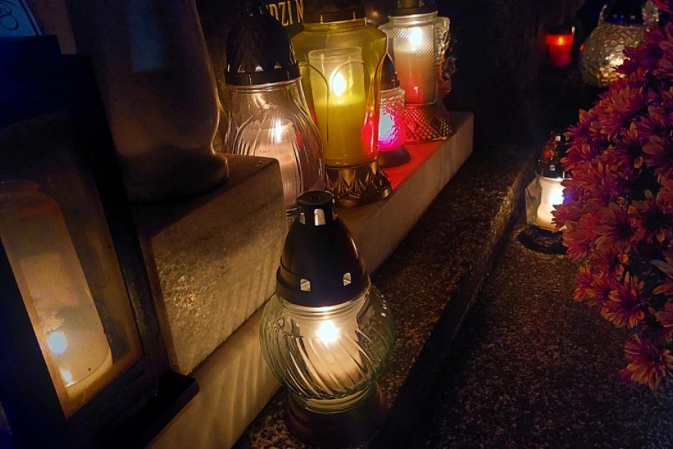 Ilustračný obrázok k článku Prešovčania vyšli do ulíc na DUŠIČKY: Premávku riadi polícia, zaparkovať je veda, FOTO