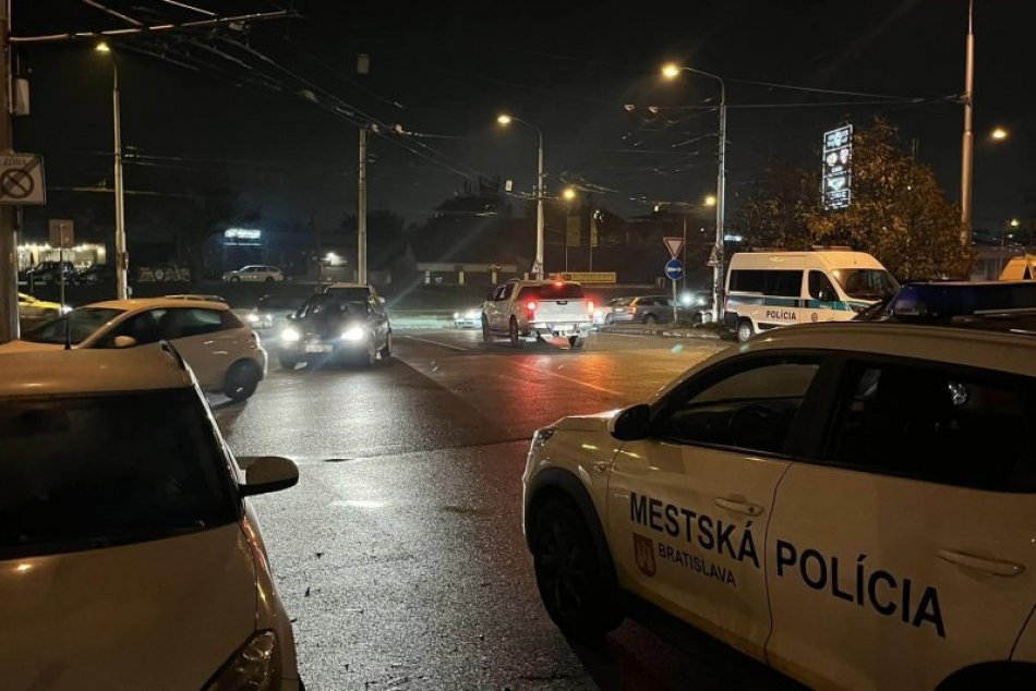 Ilustračný obrázok k článku Policajti zvýšia KONTROLY na cintorínoch a APELUJÚ na vodičov: Neparkujte na chodníkoch!