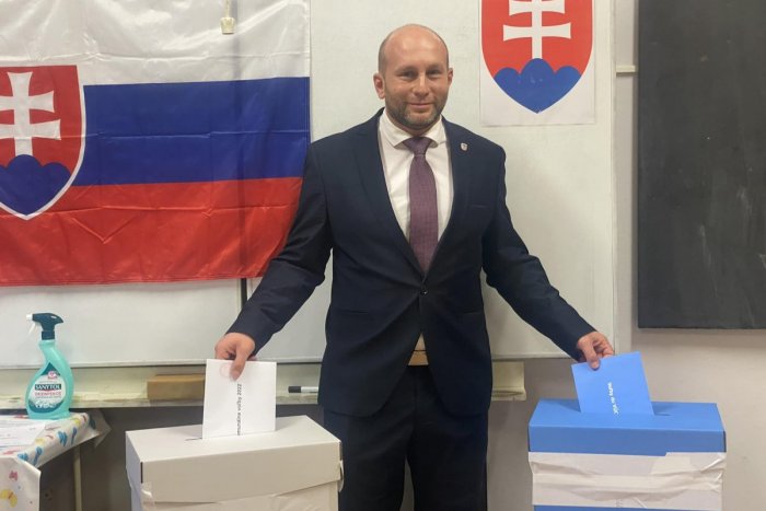 Ilustračný obrázok k článku Šokujúce VIDEO opitého poslanca: Obťažoval ženu, rozkopal kôš a vymočil sa na verejnosti!