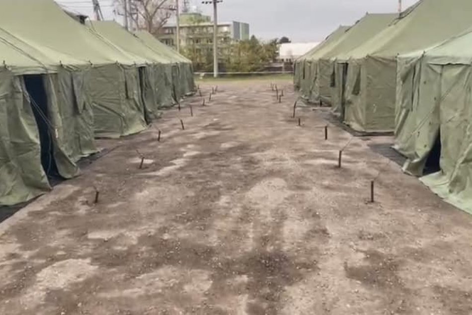 Ilustračný obrázok k článku Na Slovensku pribúdajú migranti: V Kútoch museli postaviť stanové MESTEČKO