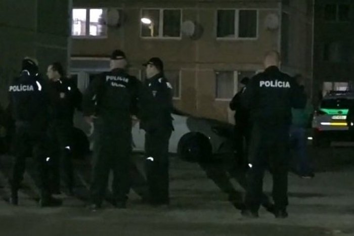 Ilustračný obrázok k článku Vytiahli VIDLY a sekery! HROMADNÁ bitka miestnych v Žehre: Boli voľby zmanipulované?