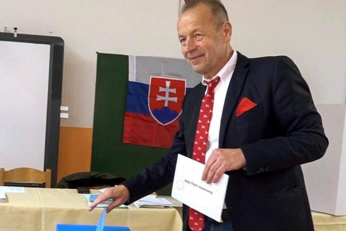 Ilustračný obrázok k článku Exprimátor Hagyari musel stráviť 3. prehraté voľby, no odkazuje: NEODCHÁDZAM!