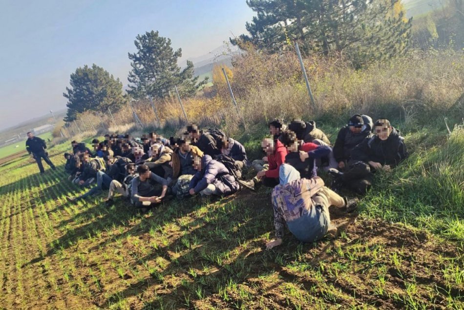 Ilustračný obrázok k článku Dva prípady za jediný deň: Policajti na R1 pri Nitre zadržali takmer STO migrantov!