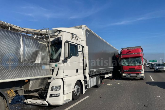 Ilustračný obrázok k článku HROMADNÁ zrážka viacerých nákladných áut: Po ceste tečú hektolitre MLIEKA! +FOTO