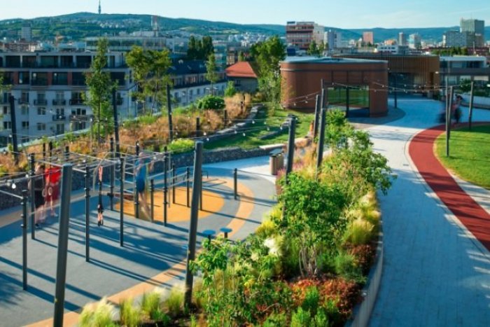 Ilustračný obrázok k článku ÚŽASNÉ miesto, kde sa stretávajú nielen Bratislavčania: Zelenú STRECHU Nív ocenili odborníci