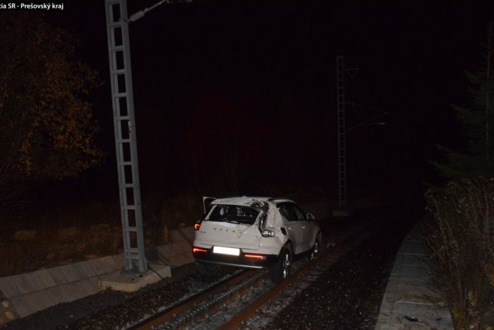 Ilustračný obrázok k článku Polícia riešila KURIÓZNE "parkovanie": Vodič skončil s autom na koľajniciach! FOTO