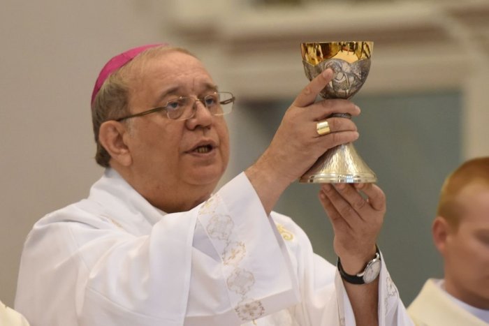 Ilustračný obrázok k článku Spochybnil NEVINU obetí zo Zámockej: Všetci sme HRIEŠNI! Arcibiskup sa ospravedlnil rodinám