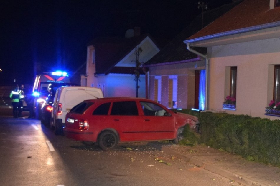 Ilustračný obrázok k článku Mladý vodič nezvládol zákrutu a vrazil do domu: Po nehode NAFÚKAL!