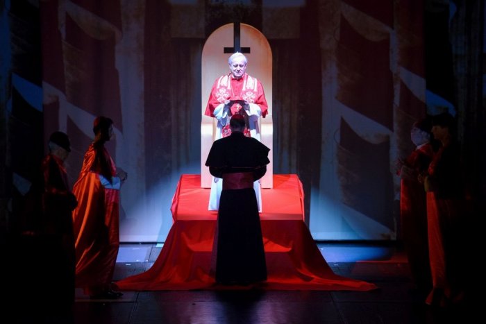 Ilustračný obrázok k článku Muzikál Povolanie pápež videlo vyše 50-TISÍC divákov: DAB uvedie stú reprízu