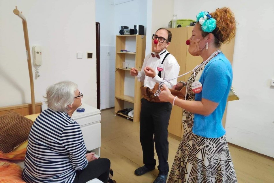 Ilustračný obrázok k článku V Bystrici sa vo veľkom rozdávali ÚSMEVY: Medzi seniorov zavítali klauni, FOTO