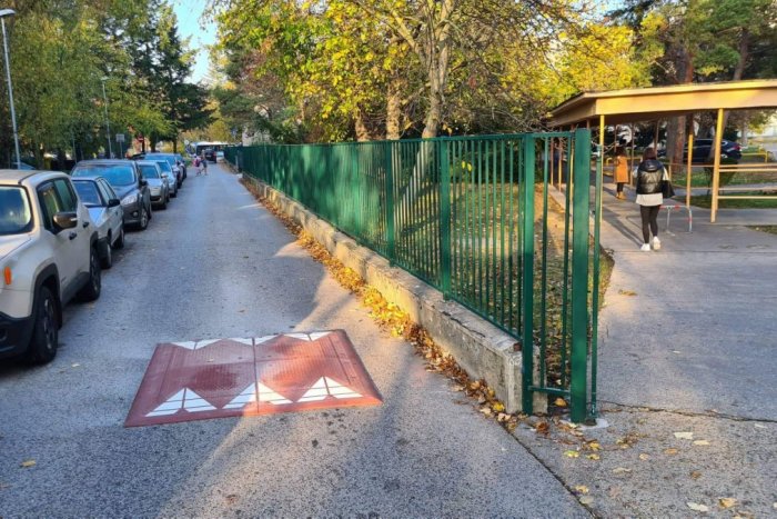 Ilustračný obrázok k článku Rodičia sa báli o svoje deti: Pred základnú školu museli dať spomaľovací vankúš!