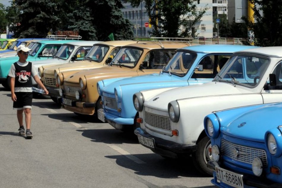 Ilustračný obrázok k článku Bakelitové autíčko oslavuje: Legendárny TRABANT sa zrodil pred 65 rokmi
