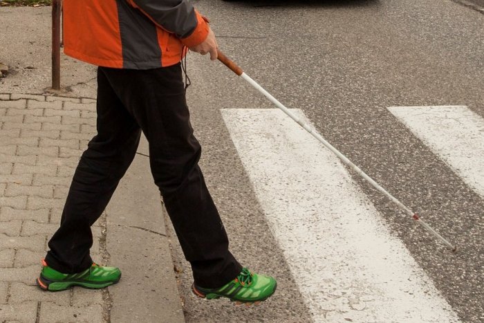 Ilustračný obrázok k článku Nevidiaci Mišo mal problém ísť na hokej: Jeho bielu paličku považovala SBS za ZBRAŇ!