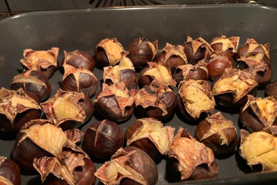 Ilustračný obrázok k článku POSTUP na pečené gaštany v rúre: Ako si ich pohodlne pripraviť a upiecť doma?