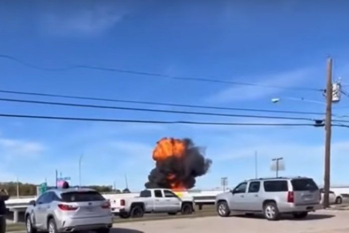 Ilustračný obrázok k článku Obrovská DRÁMA na leteckej šou: Bombardér sa ZRAZIL so stíhačkou + VIDEO