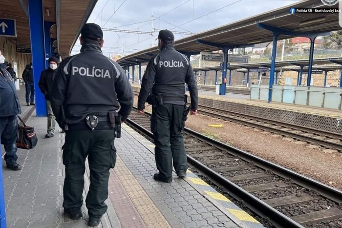 Ilustračný obrázok k článku AGRESÍVNY muž vyčíňal vo vlaku: Policajtovi dal päsťou do TVÁRE a vyhrážal sa mafiánmi