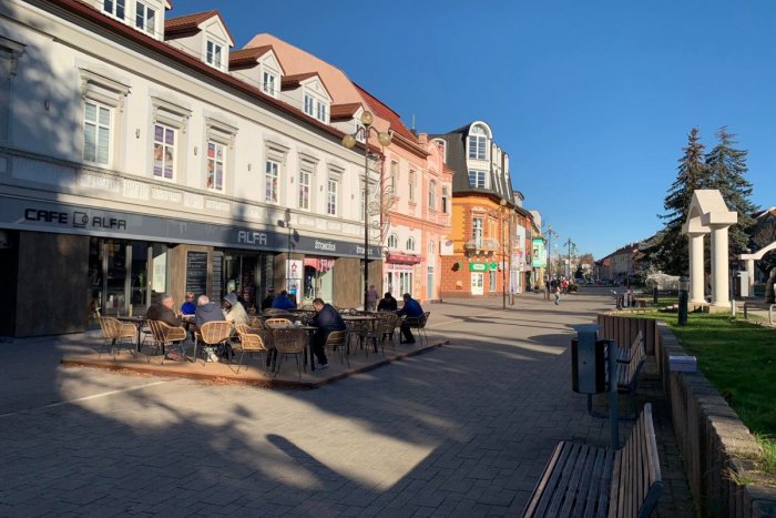 Ilustračný obrázok k článku Ľudia využili slnečné lúče: Hoci máme stred novembra, v Poprade ešte fičia terasy, FOTO