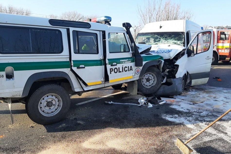 Ilustračný obrázok k článku Čelná zrážka dodávky s policajným autom: Z miesta hlásia niekoľko ZRANENÝCH!